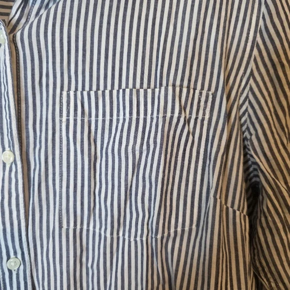 ⭐️40% Off⭐️ Old Navy The Classic Shirt in  Blue Stripe - Picture 4 of 14
